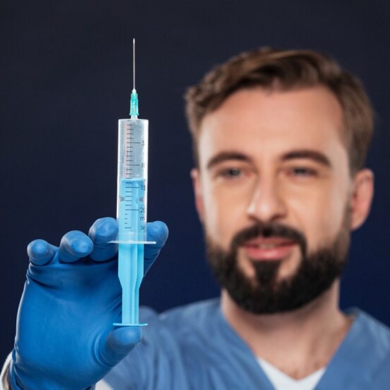 close-up-portrait-friendly-male-doctor_171337-1503