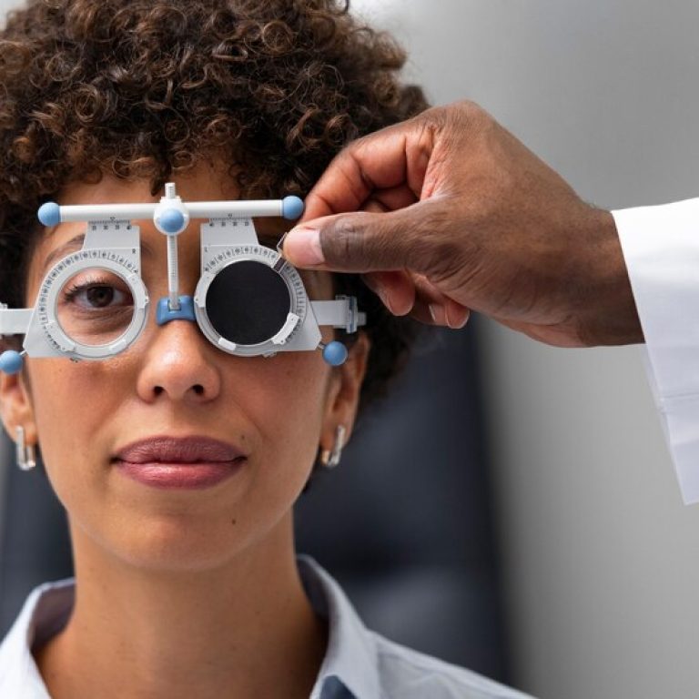 doctor-patient-ophthalmologist-s-office_23-2150923339