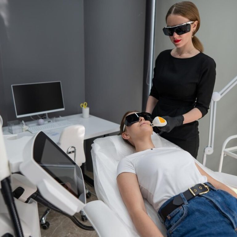 portrait-woman-using-laptop-home_1048944-19603798